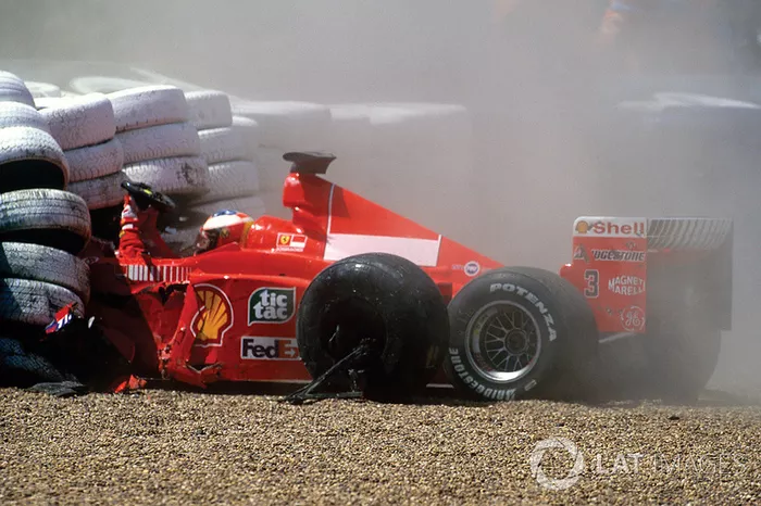 ...pasando a través de la trampa de grava, el Ferrari de Michael se incrustó en la barrera de neumáticos...
