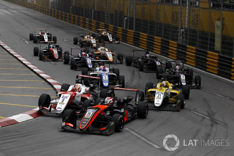Педро Пике, Van Amersfoort Racing, Dallara Mercedes, и Гуанью Чжоу, SJM Theodore Racing by Prema, Da
