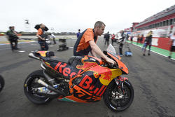 Bradley Smith, Red Bull KTM Factory Racing, bike being taken of the grid in start fiasco