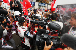 Фернандо Алонсо святкує перемогу разом зі своєю командою Toyota Gazoo Racing