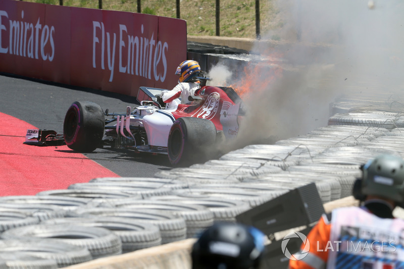 Marcus Ericsson, Sauber C37 va a sbattere nelle FP1 e prende fuoco