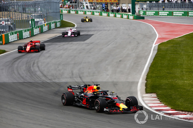 Daniel Ricciardo, Red Bull Racing RB14, leads Kimi Raikkonen, Ferrari SF71H, and Esteban Ocon, Force