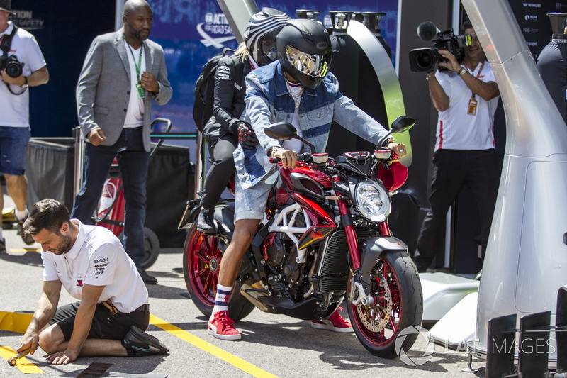 Lewis Hamilton, Mercedes-AMG F1 sulla sua MV Agusta