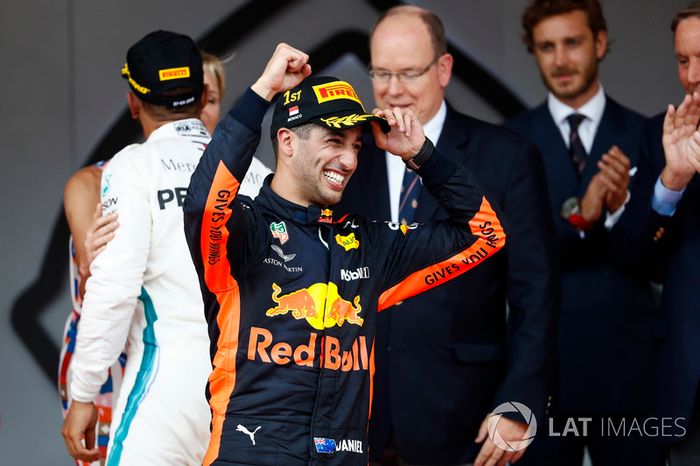 Podio: ganador de la carrera Daniel Ricciardo, Red Bull Racing