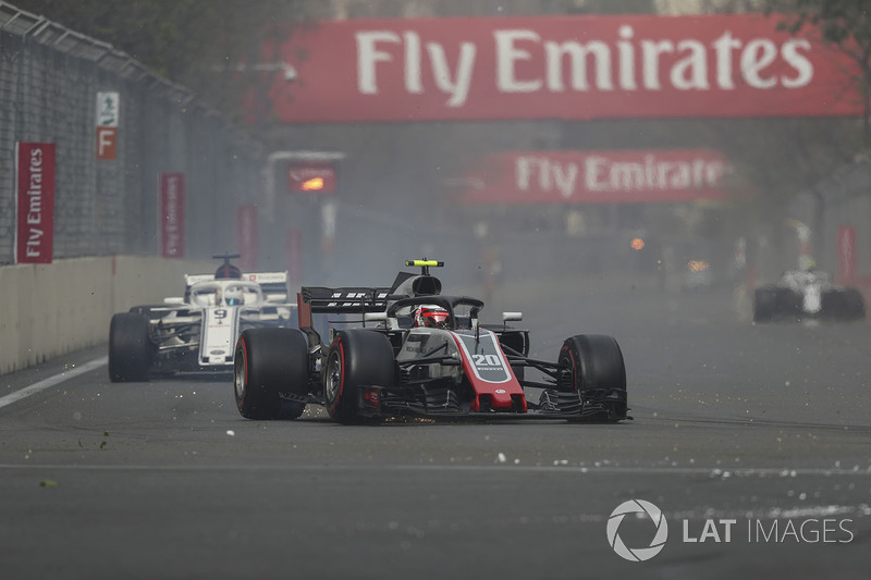 Kevin Magnussen, Haas F1 Team VF-18 with puncture on lap one