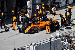 Stoffel Vandoorne, McLaren MCL33 au stand