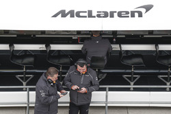 Исполнительный директор McLaren Зак Браун и гоночный директор команды Эрик Булье