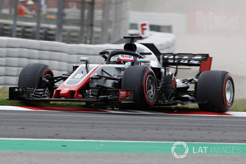 Romain Grosjean, Haas F1 Team VF-18 runs wide on the kerb