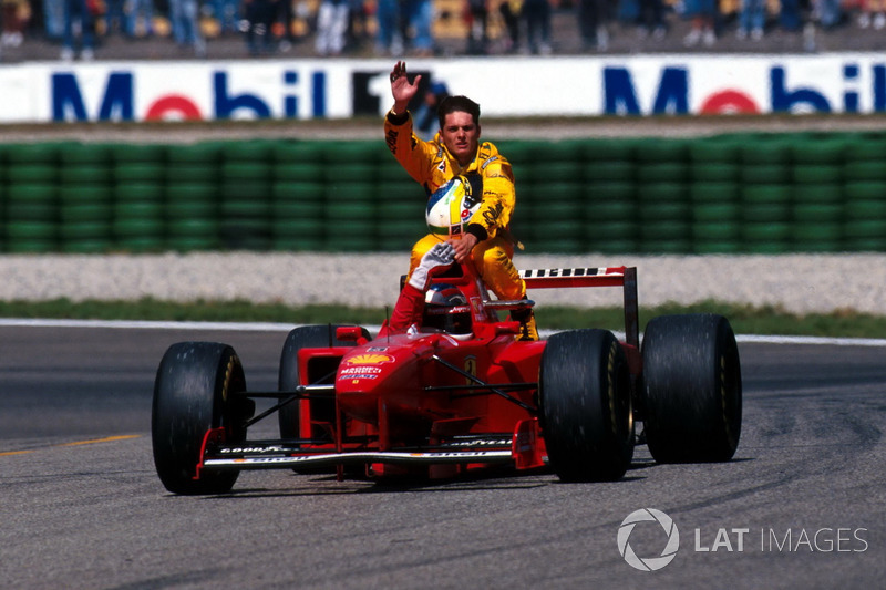 Michael Schumacher, Ferrari F310B, mit Giancarlo Fisichella, Jordan