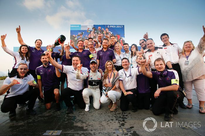Ganador de la carrera Sam Bird, DS Virgin Racing, celebra con el equipo