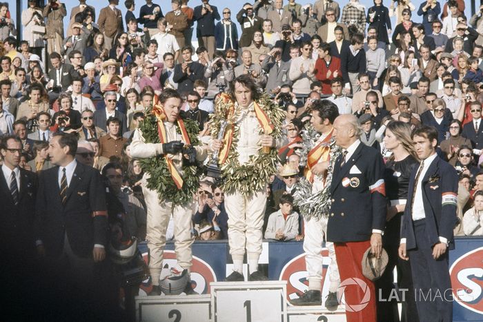 Podio: ganador de la carrera Jackie Stewart, March, segundo lugar Bruce McLaren, McLaren, tercer lug