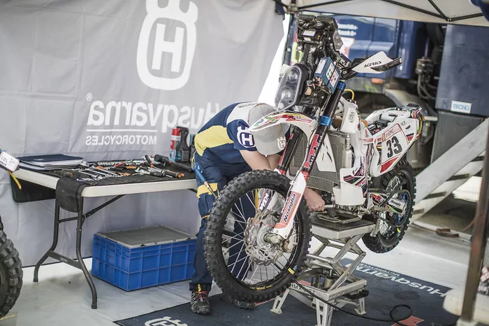 HT Rally Raid Husqvarna en el vivac
