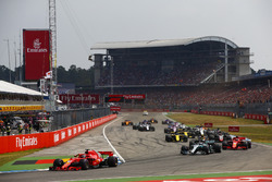 Départ : Sebastian Vettel, Ferrari SF71H, devant Valtteri Bottas, Mercedes AMG F1 W09, Kimi Raikkonen, Ferrari SF71H, Max Verstappen, Red Bull Racing RB14