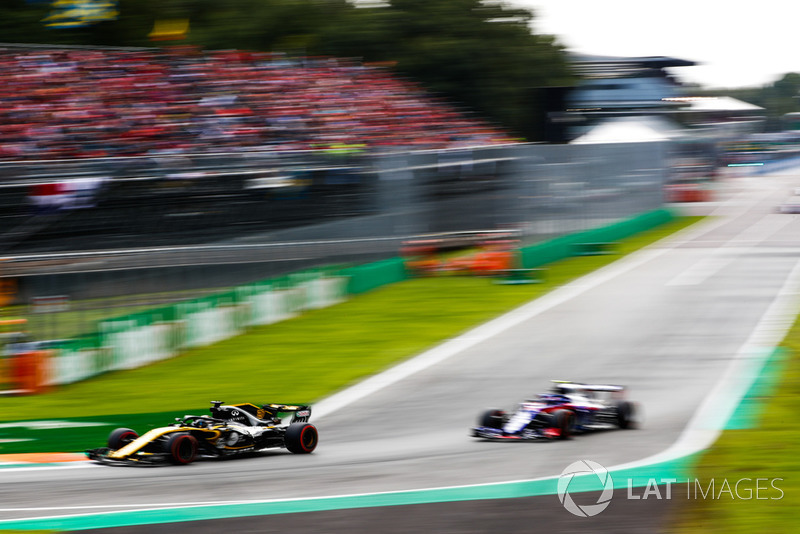 Nico Hulkenberg, Renault Sport F1 Team RS 18, leads Pierre Gasly, Toro Rosso STR13