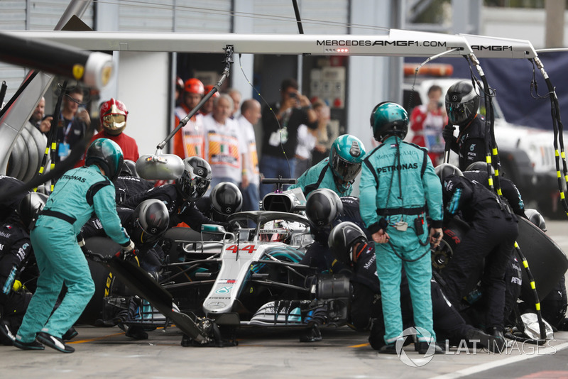 Lewis Hamilton, Mercedes AMG F1 W09, au stand