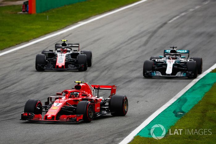Kimi Raikkonen, Ferrari SF71H, Lewis Hamilton, Mercedes AMG F1 W09, y Kevin Magnussen, Haas F1 Team VF-18