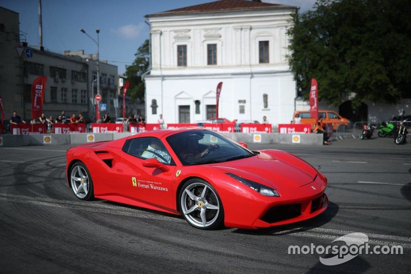 Марк Жене за кермом Ferrari