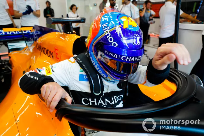 Fernando Alonso, McLaren MCL33, entra en el cockpit