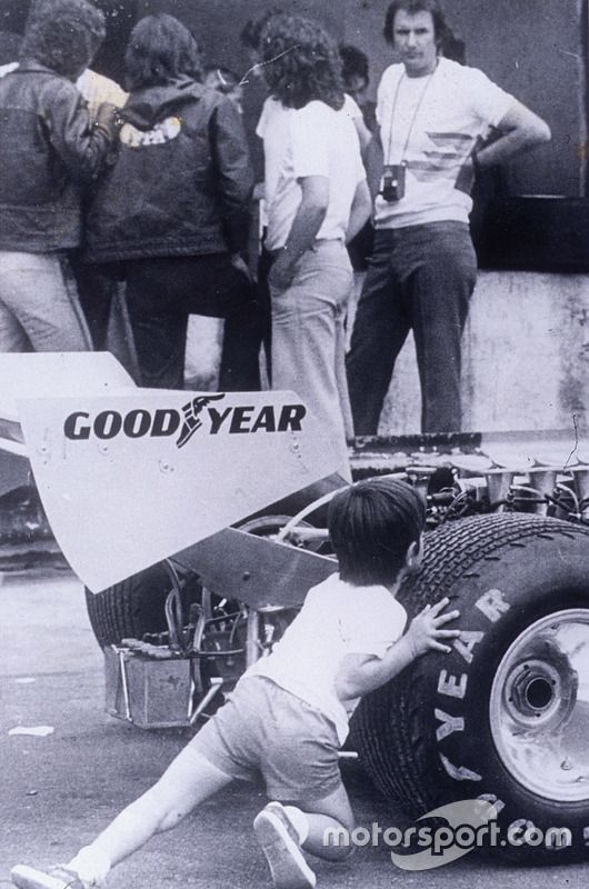 Aqui Christian tenta empurrar o carro da Copersucar F1 sob os olhares do pai, Wilson Fittipaldi
