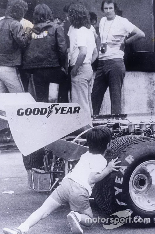 Aqui Christian tenta empurrar o carro da Copersucar F1 sob os olhares do pai, Wilson Fittipaldi