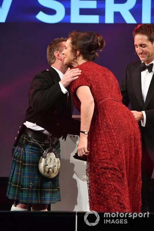 Il Pioneering and Innovation award per W Series is awarded a Catherine Bond Muir by Allan McNish