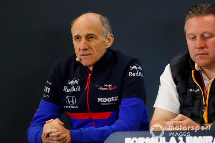 Franz Tost, Team Principal, Toro Rosso, e Zak Brown, direttore esecutivo, McLaren 