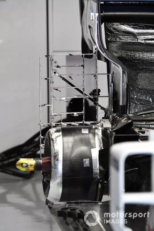 Rear wheel and rake detail on Pierre Gasly, AlphaTauri AT01 