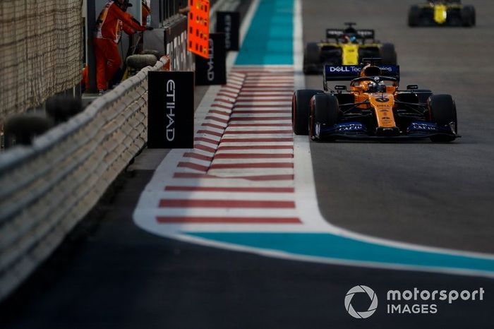 Carlos Sainz Jr., McLaren MCL34, Daniel Ricciardo, Renault F1 Team R.S.19, Nico Hulkenberg, Renault F1 Team R.S. 19