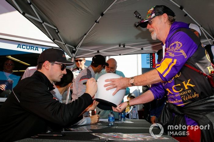 #7 Acura Team Penske Acura DPi, DPi: Helio Castroneves, Ricky Taylor, Alexander Rossi, autograph session