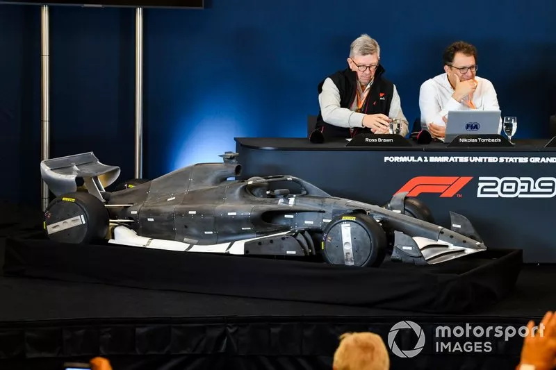 Ross Brawn, manager sportif F1, Chase Carey, président F1, et Nikolas Tombazis dévoilent les règles 2021 lors d'une conférence de presse