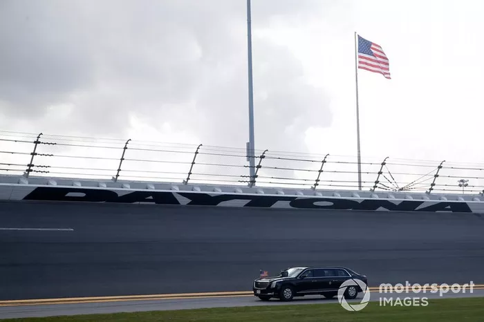 El Presidente Donald J Trump lidera la parrilla con el Cadillac conocido como 