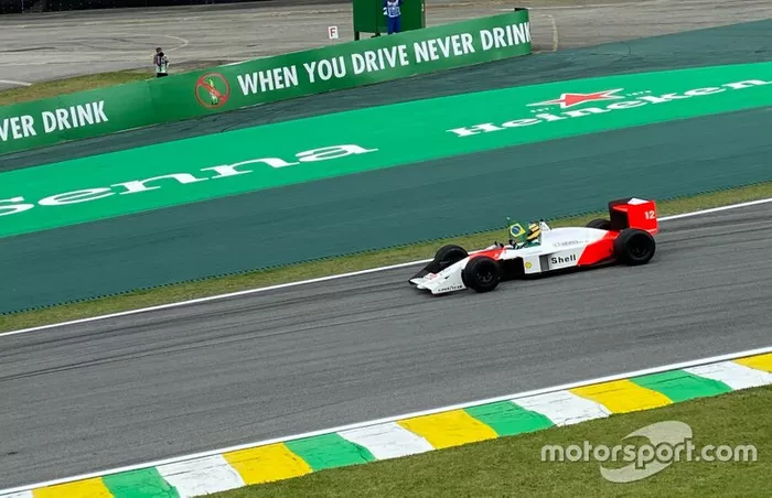 Bruno Senna conduce el McLaren MP4/4