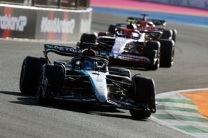 George Russell, Mercedes F1 W15, Yuki Tsunoda, RB F1 Team VCARB 01