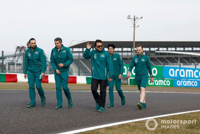 Fernando Alonso, Aston Martin F1 Team, recorre la pista 