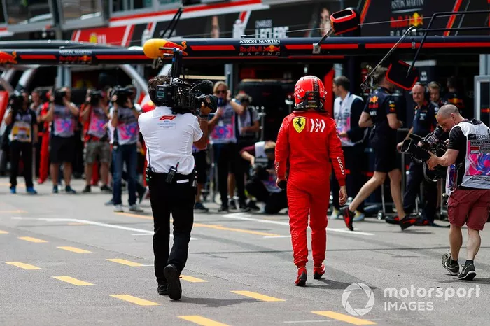 Sebastian Vettel, Ferrari camina de vuelta a boxes