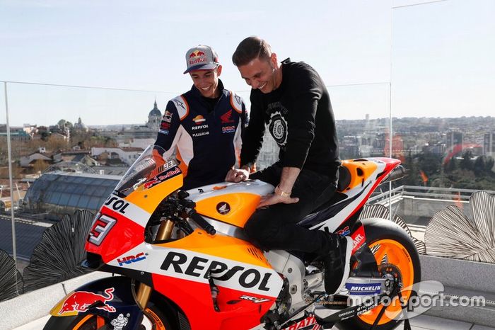 Marc Márquez le enseña su HRC a Joaquín, futbolista del Betis