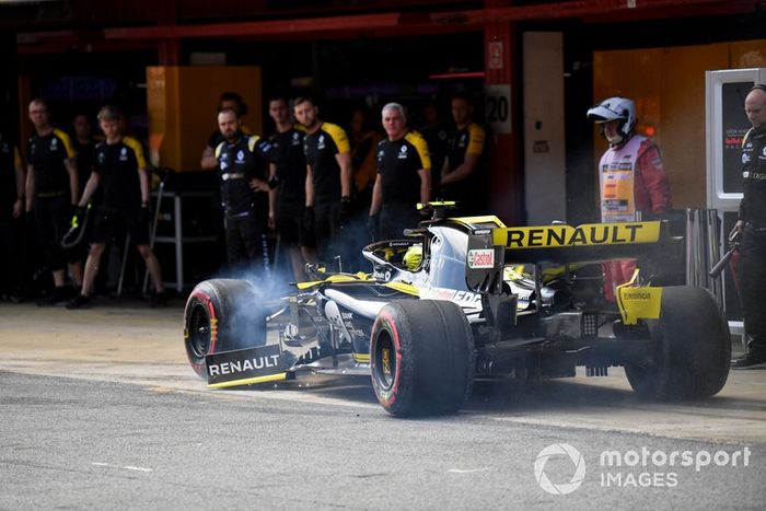 Nico Hulkenberg, Renault R.S. 19, llega al pit lane con daños en el extremo después de un accidente