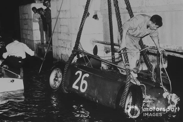 En el GP de 1955, Alberto Ascari corría en el Principado cuando perdió el control de su coche y fue a parar al mar. El piloto sobrevivió a ese incidente, pero murió cuatro días después debido a un accidente durante unas pruebas en Monza.