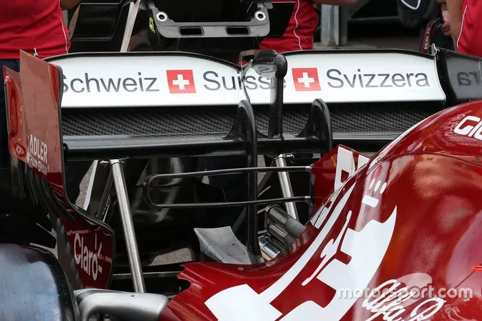 Detalle técnico del alerón trasero Alfa Romeo Racing