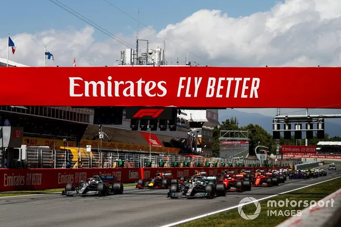 Lewis Hamilton, Mercedes AMG F1 W10 lidera Valtteri Bottas, Mercedes AMG W10 como Sebastian Vettel, Ferrari SF90 se bloquea en el inicio de la carrera