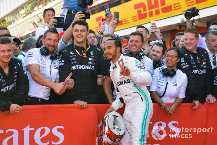 El ganador de la carrera Lewis Hamilton, Mercedes AMG F1, posa para una autoestima con su equipo en Parc Ferme 