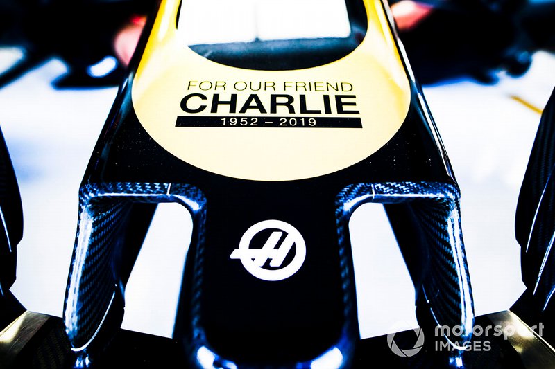 Hidung Haas VF-19 dengan stiker tribut Charlie Whiting