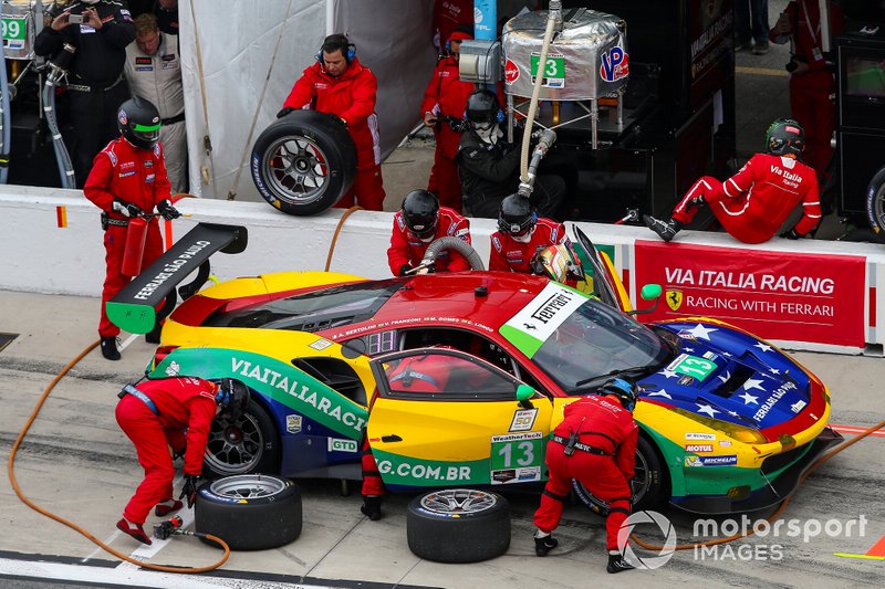 #13 Via Italia Racing Ferrari 488 GT3, GTD: Chico Longo, Victor Franzoni, Marcos Gomes, Andrea Bertolini, Pit Stop