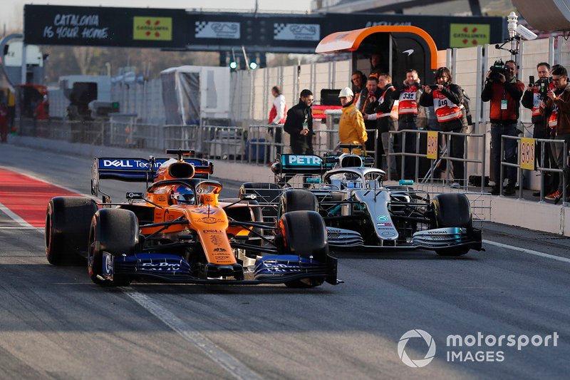Карлос Сайнс, McLaren MCL34, и Валттери Боттас, Mercedes AMG F1 W10