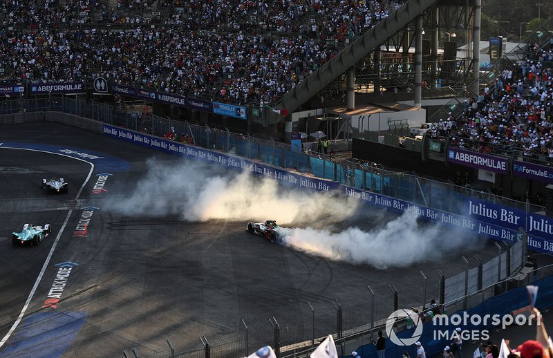 Lucas Di Grassi, Audi Sport ABT Schaeffler, Audi e-tron FE05 haciendo donuts para celebrar la victoria
