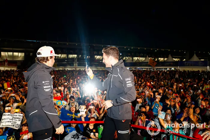 Fernando Alonso, McLaren, y Stoffel Vandoorne, McLaren, en el escenario