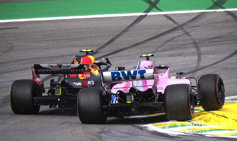 El líder Max Verstappen, Red Bull Racing RB14 choca con Esteban Ocon, Racing Point Force India VJM11