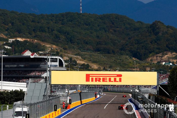 Sebastian Vettel, Ferrari SF71H, lidera a  Kimi Raikkonen, Ferrari SF71H