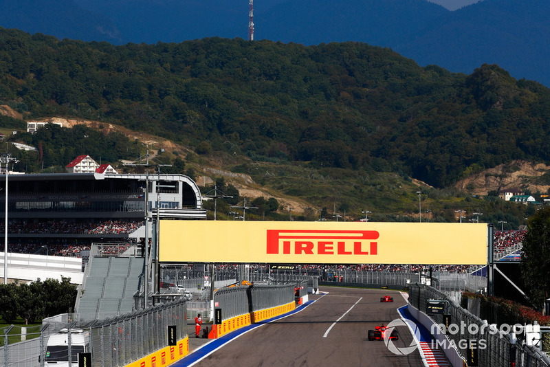 Sebastian Vettel, Ferrari SF71H, precede Kimi Raikkonen, Ferrari SF71H