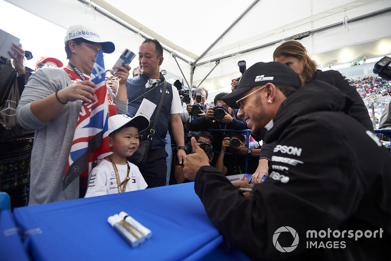 Lewis Hamilton, Mercedes AMG F1, meets a young fan